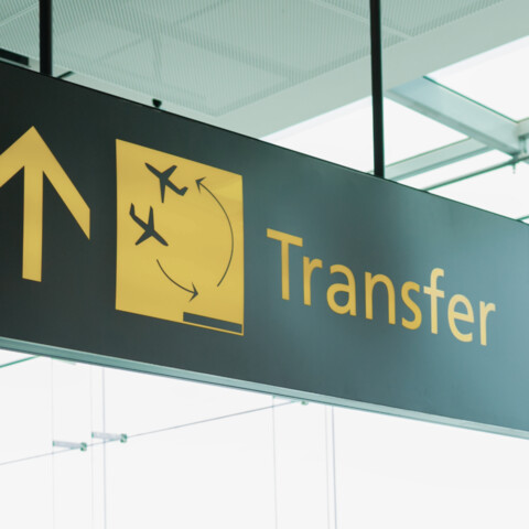 Beschilderung für Transfer zum Weiterflug – Übersichtliches Schild am Flughafen für Passagiere, die nach der Ankunft ihren Transfer zum Anschlussflug in der Schweiz suchen. Klarer Wegweiser für bequeme Weiterreise.