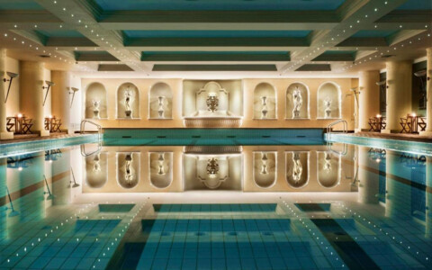 Geräumiger Indoorpool im Hotel, ein idealer Ort zur Entspannung nach einer Busreise durch Italien.