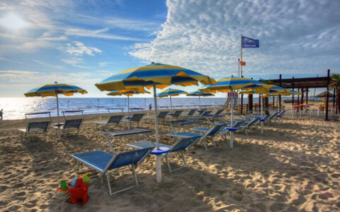 Malerischer Strand in der Nähe des Hotels, ein Highlight jeder Busreise nach Italien.