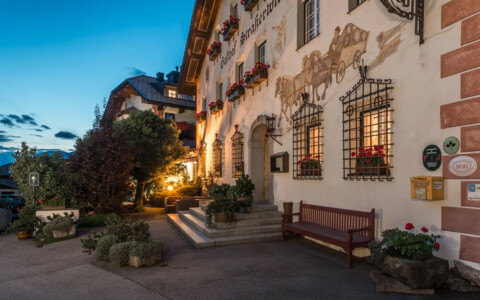 Gourmet-Dining im Hotel Strasserwirt, mit exquisit angerichteten Speisen und einem elegant gedeckten Tisch in einem stilvollen Ambiente.