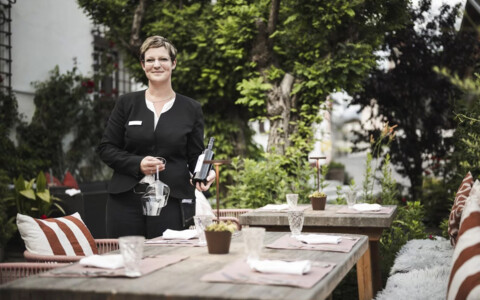 Gourmet-Dining im Hotel Strasserwirt, mit exquisit angerichteten Speisen und einem elegant gedeckten Tisch in einem stilvollen Ambiente.