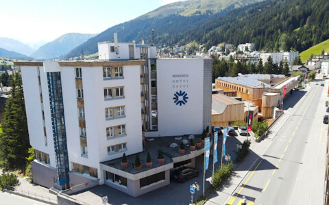 Modernes Kongresshotel in Davos, ideal für Geschäftsreisende und Tagungen, mit komfortablen Zimmern und erstklassigen Veranstaltungsräumen, umgeben von einer atemberaubenden Berglandschaft.