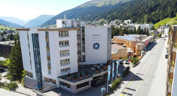 Modernes Kongresshotel in Davos, ideal für Geschäftsreisende und Tagungen, mit komfortablen Zimmern und erstklassigen Veranstaltungsräumen, umgeben von einer atemberaubenden Berglandschaft.