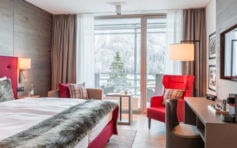 Luxuriöses Swiss Mountain Resort in Davos, bietet erstklassige Unterkünfte, Wellness-Einrichtungen und spektakuläre Ausblicke auf die Alpen, perfekt für Erholung und Abenteuer.