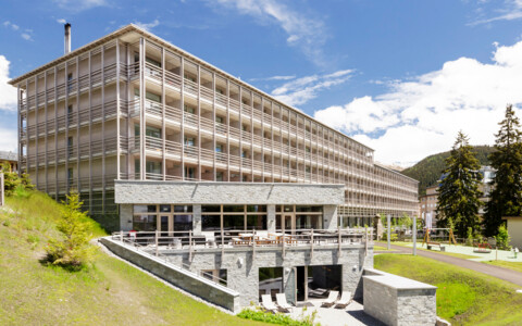 Luxuriöses Swiss Mountain Resort in Davos, bietet erstklassige Unterkünfte, Wellness-Einrichtungen und spektakuläre Ausblicke auf die Alpen, perfekt für Erholung und Abenteuer.