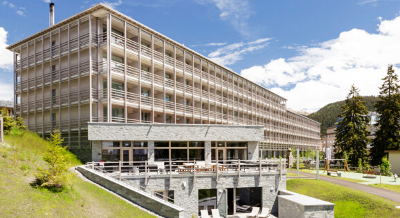 Luxuriöses Swiss Mountain Resort in Davos, bietet erstklassige Unterkünfte, Wellness-Einrichtungen und spektakuläre Ausblicke auf die Alpen, perfekt für Erholung und Abenteuer.