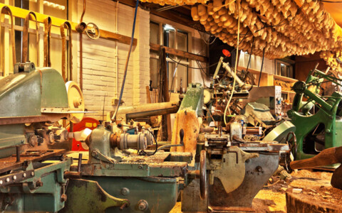 Traditionelle Holzschuhfabrik in Marken, die das Handwerk der Herstellung von Holzschuhen veranschaulicht.