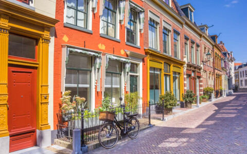 Gasse in der Stadt Leeuwarden in den Niederlanden, bekannt für ihre Altstadt und charmante Architektur.