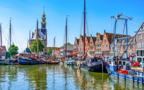 Der malerische Hafen von Hoorn in den Niederlanden, mit historischen Schiffen und einem charmanten Stadtbild.