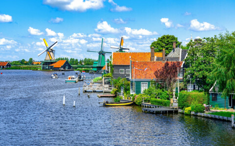 Traditionelle Windmühlen und historische Gebäude auf dem Zaanse Schans Freiluftmuseum in den Niederlanden