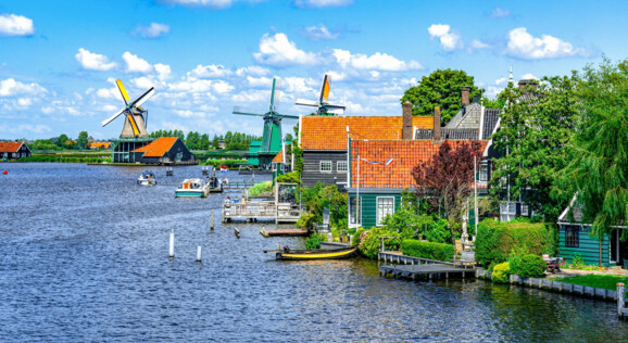 Traditionelle Windmühlen und historische Gebäude auf dem Zaanse Schans Freiluftmuseum in den Niederlanden