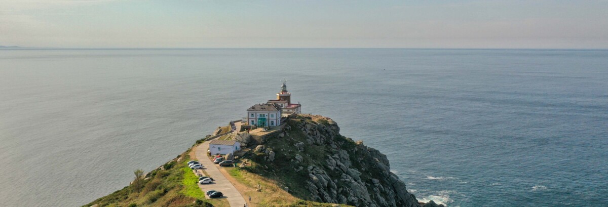 Dramatische Küstenlinie am Kap Finisterre, der westlichste Punkt des Jakobswegs, mit Blick auf den Atlantik.