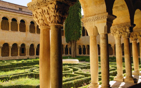 Der ruhige Klosterkreuzgang von Santo Domingo de Silos, ein Meisterwerk der romanischen Architektur.