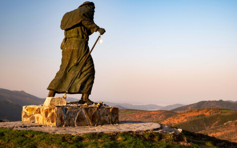 Die Statue eines Pilgers nahe Cebreiro, die die Entschlossenheit und den spirituellen Weg der Wanderer symbolisiert.