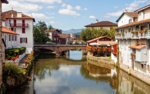 Malerische Straßen von Saint Jean Pied de Port, einem historischen Ausgangspunkt des Jakobswegs, umgeben von mittelalterlichen Mauern.