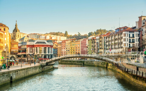 Moderne und historische Architektur in Bilbao, mit dem ikonischen Guggenheim-Museum und den charmanten Altstadtgassen.