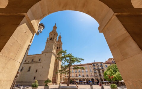 Die prächtige Konkathedrale Santa María de la Redonda in Logroño, bekannt für ihre kunstvollen Fassaden und hohen Türme.