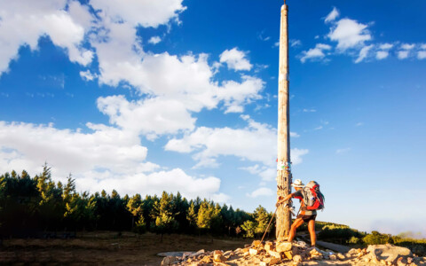 Das Cruz de Ferro, ein einfaches Eisenkreuz auf einem Steinhaufen, ein symbolträchtiger Ort auf dem Jakobsweg.