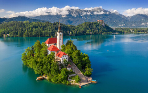 Die malerische Insel im Bleder See, mit der historischen Kirche und dem charakteristischen Glockenturm.