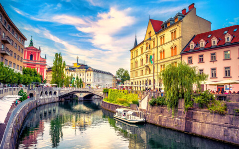 Panoramablick auf die Stadt Ljubljana, Slowenien, mit dem prächtigen Ljubljanica-Fluss, historischen Gebäuden und der markanten Burg auf dem Hügel.