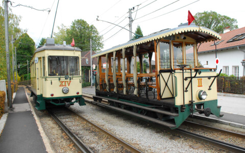 Die historische Pöstlingerbahn in Linz, Österreich, eine steile Straßenbahnlinie, die die Stadtmitte mit dem Pöstlingberg verbindet.