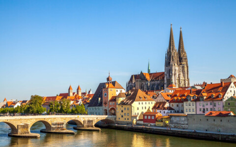 Die berühmte Steinerne Brücke und der imposante Dom von Regensburg, Deutschland, umgeben von der charmanten Altstadt und dem Regnitzfluss.