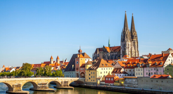 Die berühmte Steinerne Brücke und der imposante Dom von Regensburg, Deutschland, umgeben von der charmanten Altstadt und dem Regnitzfluss.