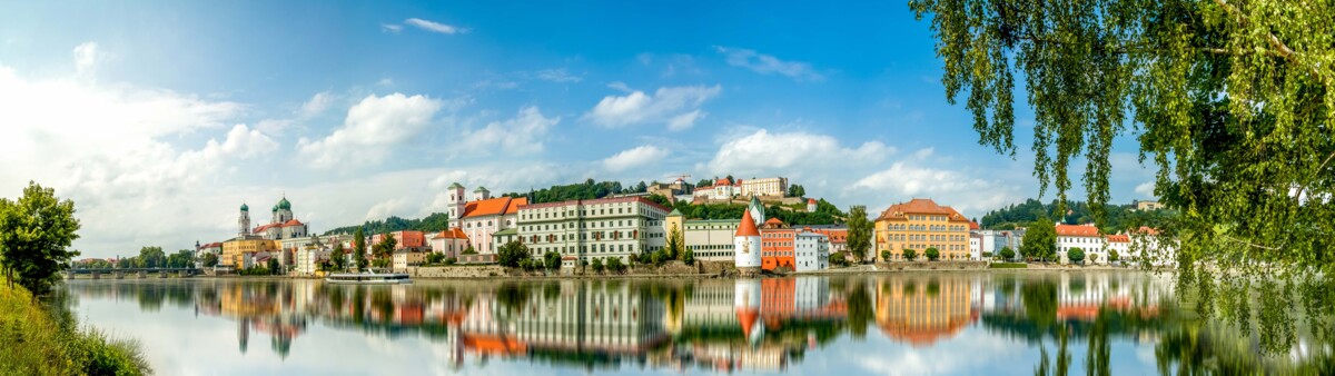 Panoramablick auf die Altstadt von Passau, Deutschland, mit der markanten Altstadtarchitektur und dem Zusammentreffen von Donau, Inn und Ilz.