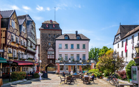 Der historische Burgplatz in Linz, Österreich, umgeben von der mittelalterlichen Burg und historischen Gebäuden, ein zentraler Ort im Stadtzentrum.