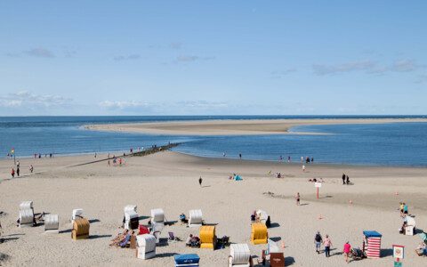 Die rauhe Küste von Borkum, mit endlosen Stränden und dem weiten Meer, ideal für Spaziergänge und Naturerlebnisse