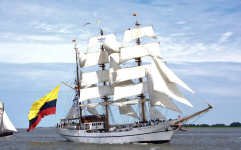 Ein majestätischer Windjammer im Hafen von Bremerhaven, mit imposanten Segeln und historischen Schiffsdesign, der eine maritime Atmosphäre schafft.