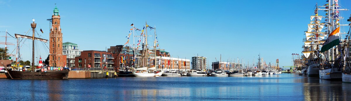 Ein majestätischer Windjammer im Hafen von Bremerhaven, mit imposanten Segeln und historischen Schiffsdesign, der eine maritime Atmosphäre schafft.