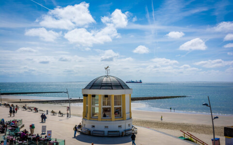 Die rauhe Küste von Borkum, mit endlosen Stränden und dem weiten Meer, ideal für Spaziergänge und Naturerlebnisse