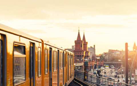 Auf Städtereise in Berlin entdeckungstour mit der S-Bahn in Berlin