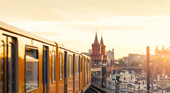 Auf Städtereise in Berlin entdeckungstour mit der S-Bahn in Berlin