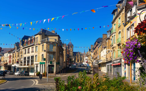 Der kleine Ort Saint-Nicolas in der Bretagne, mit seiner charmanten Kirche und malerischen Umgebung, ideal für einen ruhigen Ausflug