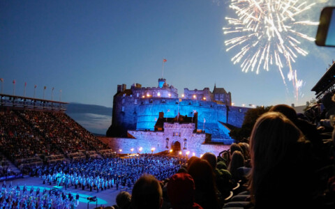 Das Edinburgh Military Tattoo, eine farbenfrohe und beeindruckende Parade von Militär- und Kulturgruppen, die vor der Kulisse des Edinburgh Castle aufgeführt wird.