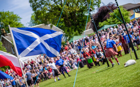 Die traditionellen Highland Games in Schottland, bei denen Wettbewerbe wie Baumstamm-Werfen und Hammerwurf stattfinden, eine Feier schottischer Kultur und Stärke.