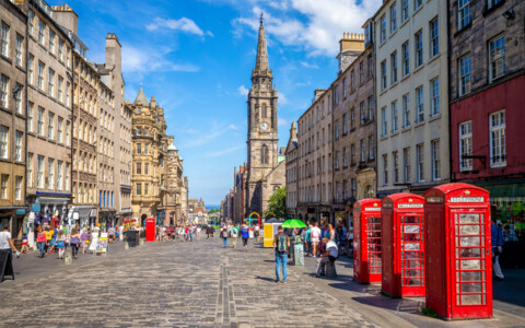 Eine charakteristische Straße in Edinburgh, gesäumt von historischen Gebäuden, traditionellen Geschäften und gepflasterten Gehwegen, die den Charme der Stadt widerspiegeln.