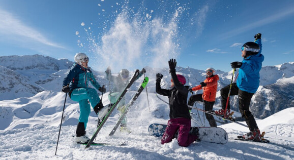 Skigebiet Adelboden-Lenk-Metsch – Gruppe von Skifahrern auf frisch präparierter Piste unter der Seilbahn, ideal für Firmenausflüge, Gruppenreisen und Vereinsausflüge in die Alpen mit beeindruckender Aussicht und schneesicheren Bedingungen