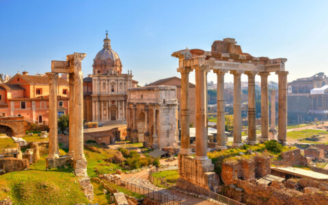 Die Ruinen des Forum Romanum in Rom, einst das Zentrum des römischen Reiches, umgeben von Tempeln, Triumphbögen und antiken Gebäuden.