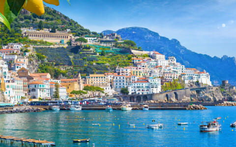 Die malerische Stadt Amalfi, an steilen Hängen der Amalfiküste gelegen, mit bunten Häusern und einem herrlichen Blick auf das azurblaue Mittelmeer.