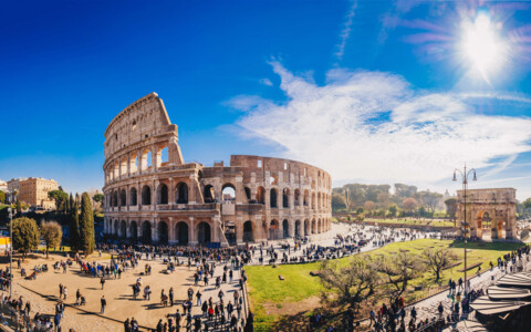 Das ikonische Colosseum in Rom, ein antikes Amphitheater, das für seine beeindruckende Architektur und die Gladiatorenkämpfe der Vergangenheit bekannt ist