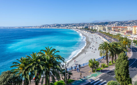 Küstenansicht von Nizza an der französischen Riviera, mit ihrem azurblauen Meer, palmengesäumten Promenaden und lebhaftem Stadtleben.