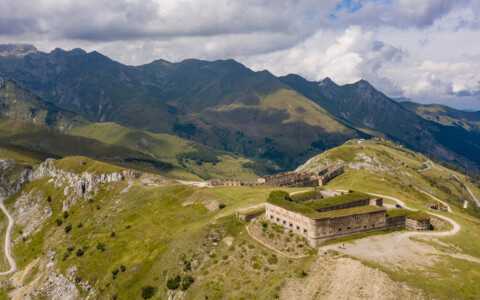 Atemberaubender Blick auf den Tenda Pass (Col de Tende), ein historischer Gebirgspass, der Italien mit Frankreich verbindet, umgeben von alpiner Landschaft.