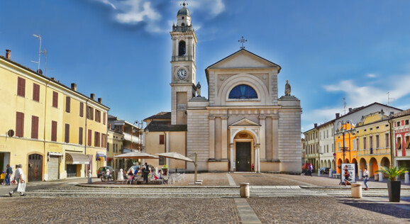 Piazza in Italien mit historischer Kirche - Ein wunderschöner, sonniger Tag auf einer italienischen Piazza mit einer beeindruckenden historischen Kirche im Zentrum. Perfektes Reiseziel für eine entspannte Ferienreise mit dem Bus.