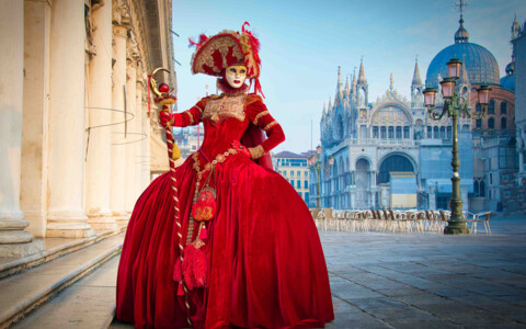 Person in traditioneller venezianischer Tracht, ein farbenfrohes Symbol der reichen Kultur Venedigs.