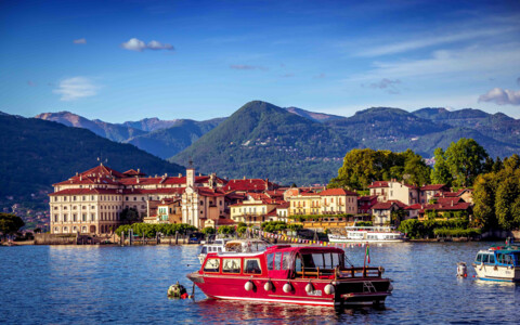 Die malerische Borromäische Insel im Lago Maggiore, bekannt für ihre historischen Gärten und Paläste.