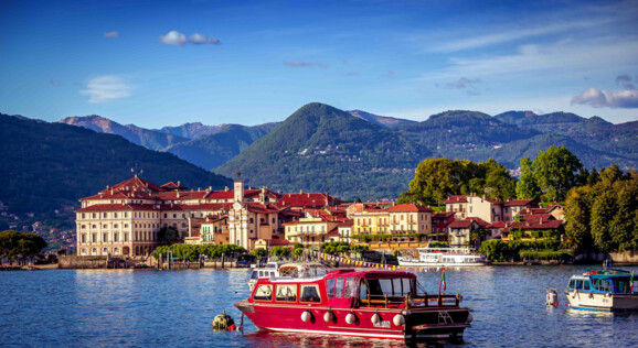 Die malerische Borromäische Insel im Lago Maggiore, bekannt für ihre historischen Gärten und Paläste.