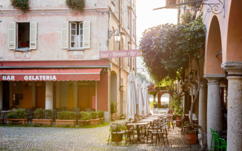 Gemütlicher Platzkaffee in Italien, mit Tischen im Freien und traditionellem italienischem Flair, ideal für entspannte Stunden bei einem Kaffee.